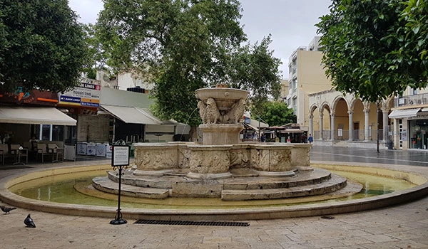 Fontaine du lion Morosini dans le centre ville d'Héraklion près des services de location de voitures
